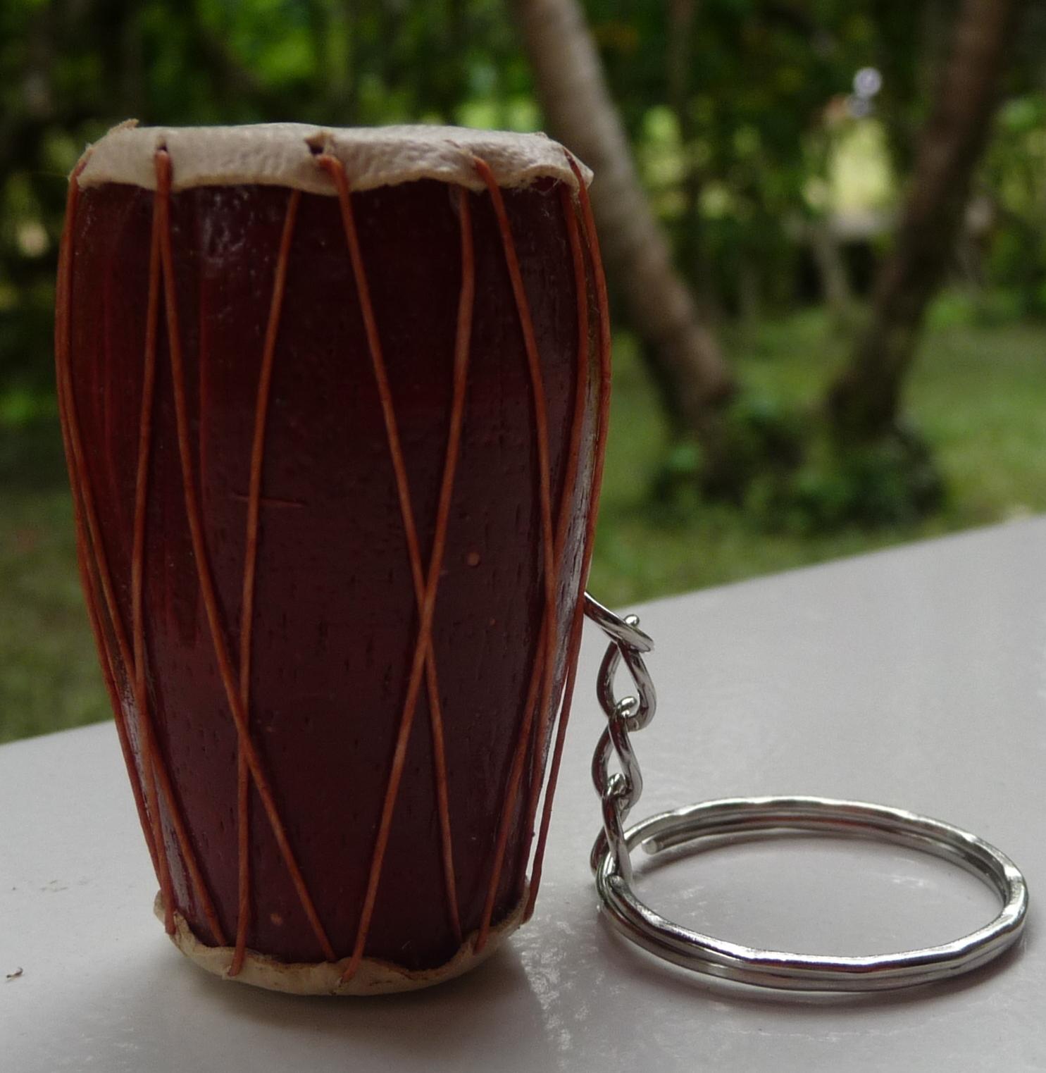 Porte-clé djembé ethnique Africain tam tam rouge en peau de chèvre et bois